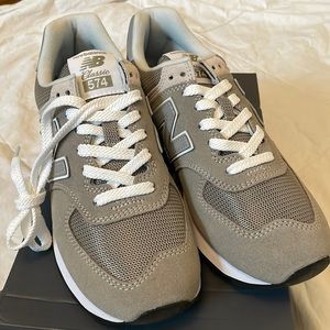 Women’s New Balance 574-V2 Evergreen Sneakers size 8 1/2B BRAND NEW in box